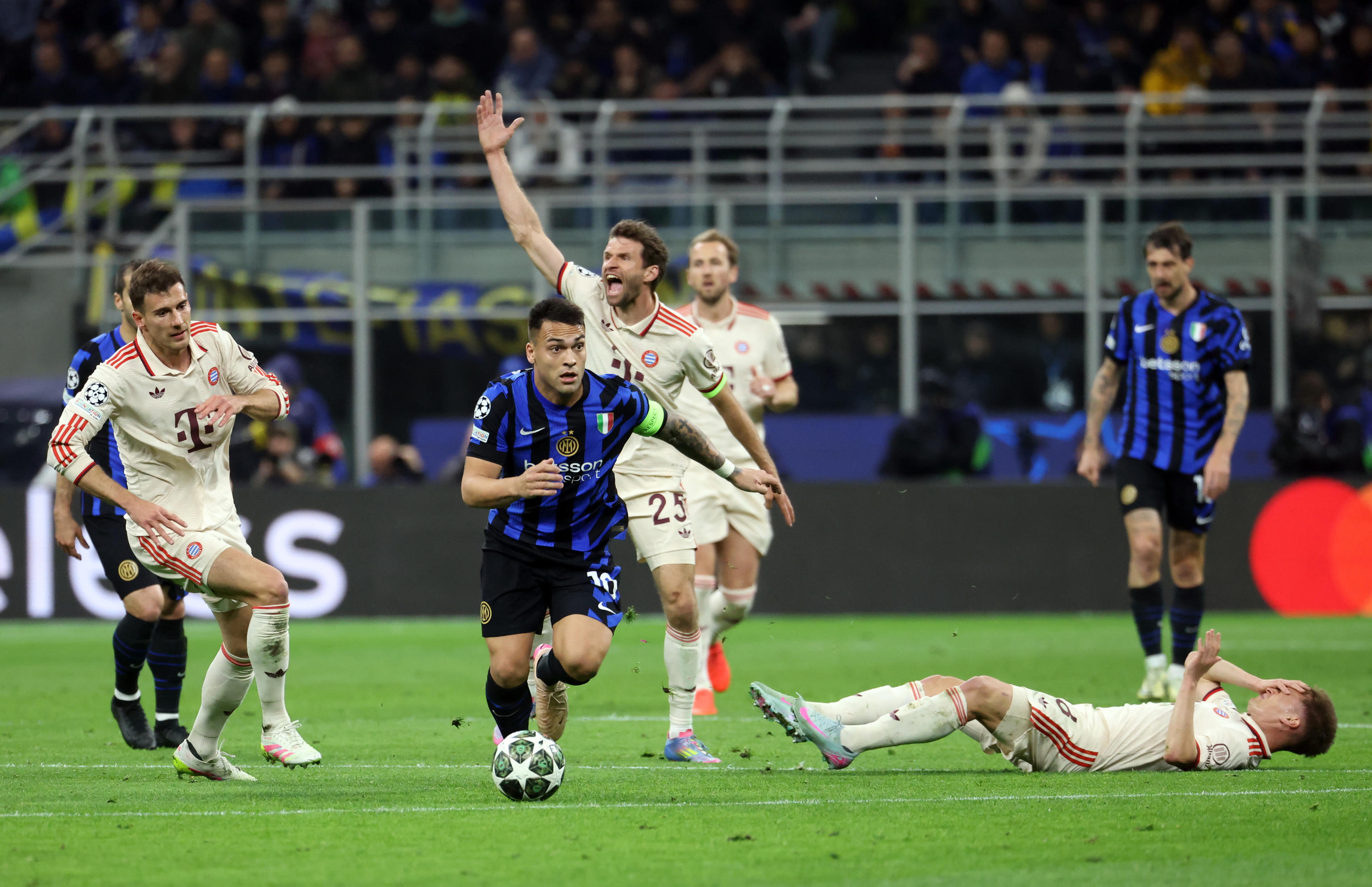 爱游戏中国官方网站-里程碑夜！金州勇士队长鼓劲，德甲赛后刷纪录，态度坚定，数据趋势出现新变化