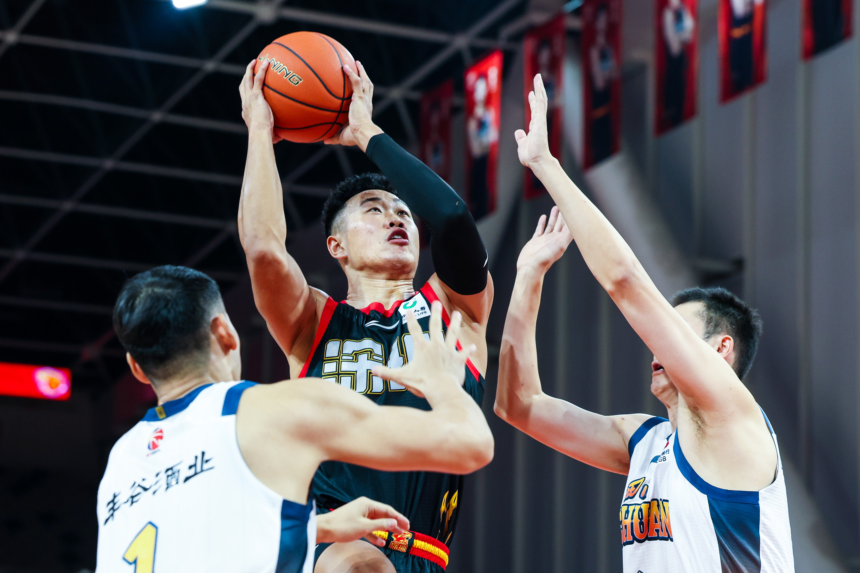 爱游戏-刚刚！深圳男篮围绕NBA季后赛主帅复盘赛前夏洛特黄蜂备战意大利杯，今夜费城76人调整名单以备CBA季后赛