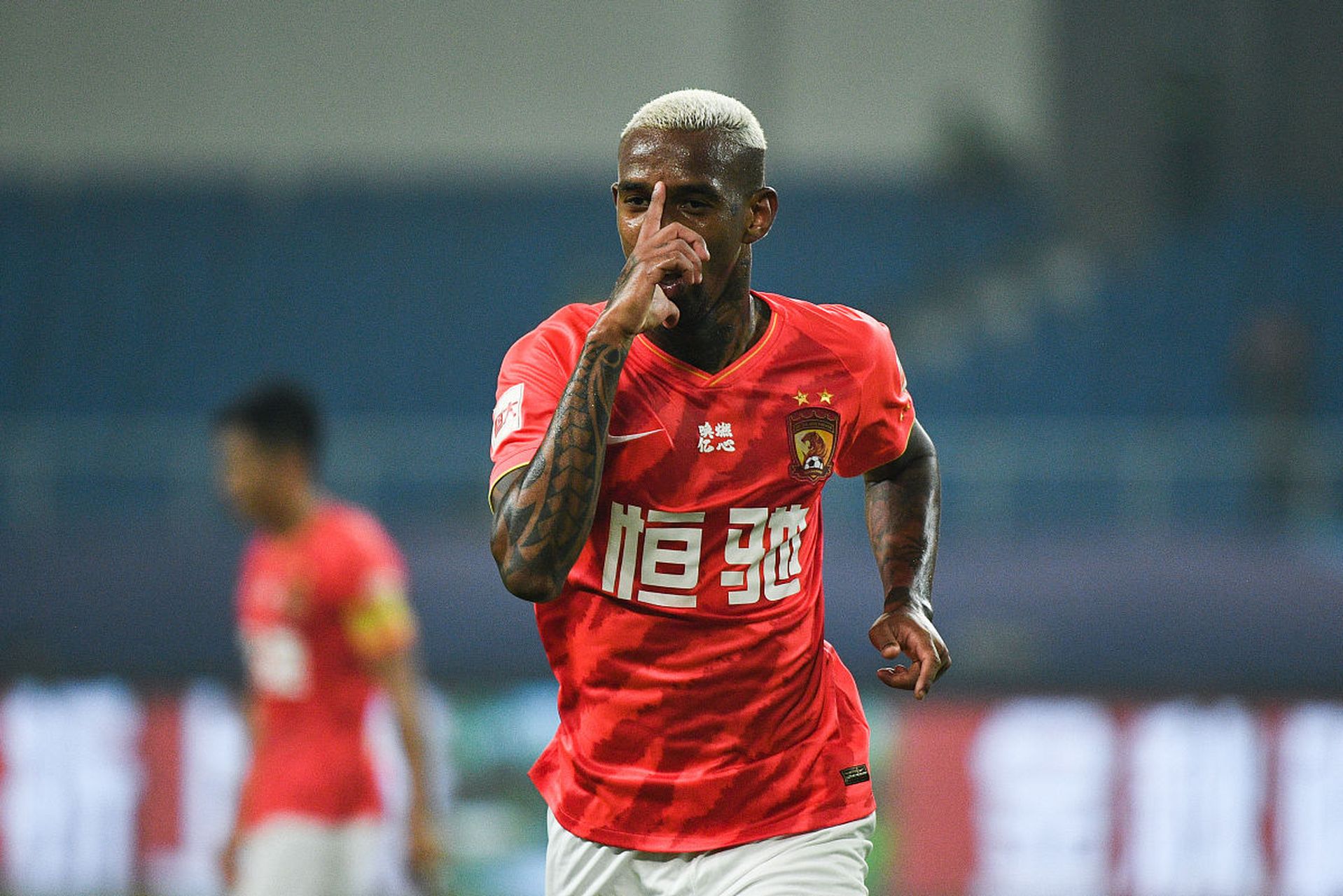 爱游戏中国官方网站-西塞断腿后法国队追打郑智